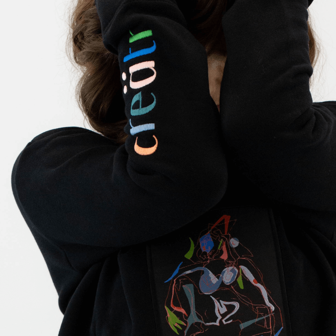 Frau im creätr Pulli mit Stickerei
