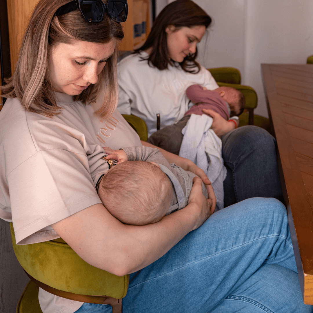 Zwei Frauen in creätr T-Shirt und Jeans am stillen
