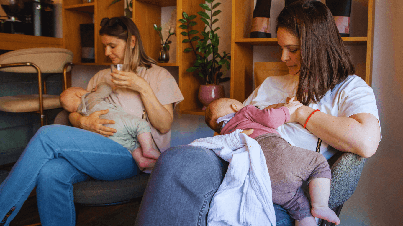 Zwei Frauen im creätr T-Shirt und Jeans am stillen